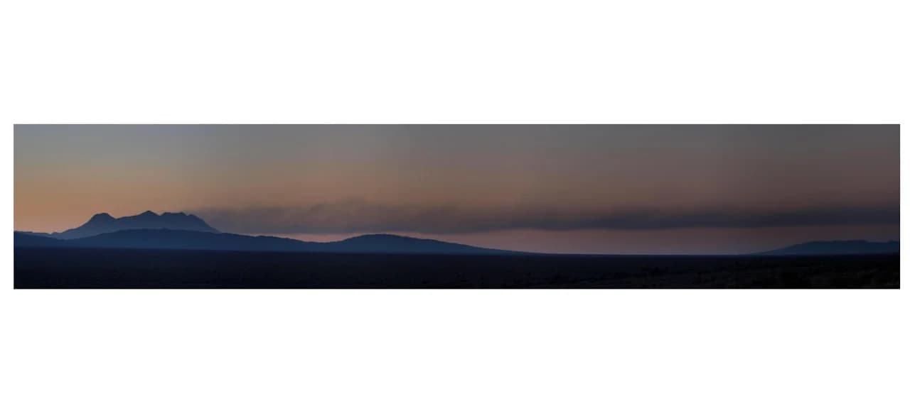 Panoramska fotografija 15 × 30 cm s pogledom na planinski lanac od lijevog do desnog ruba