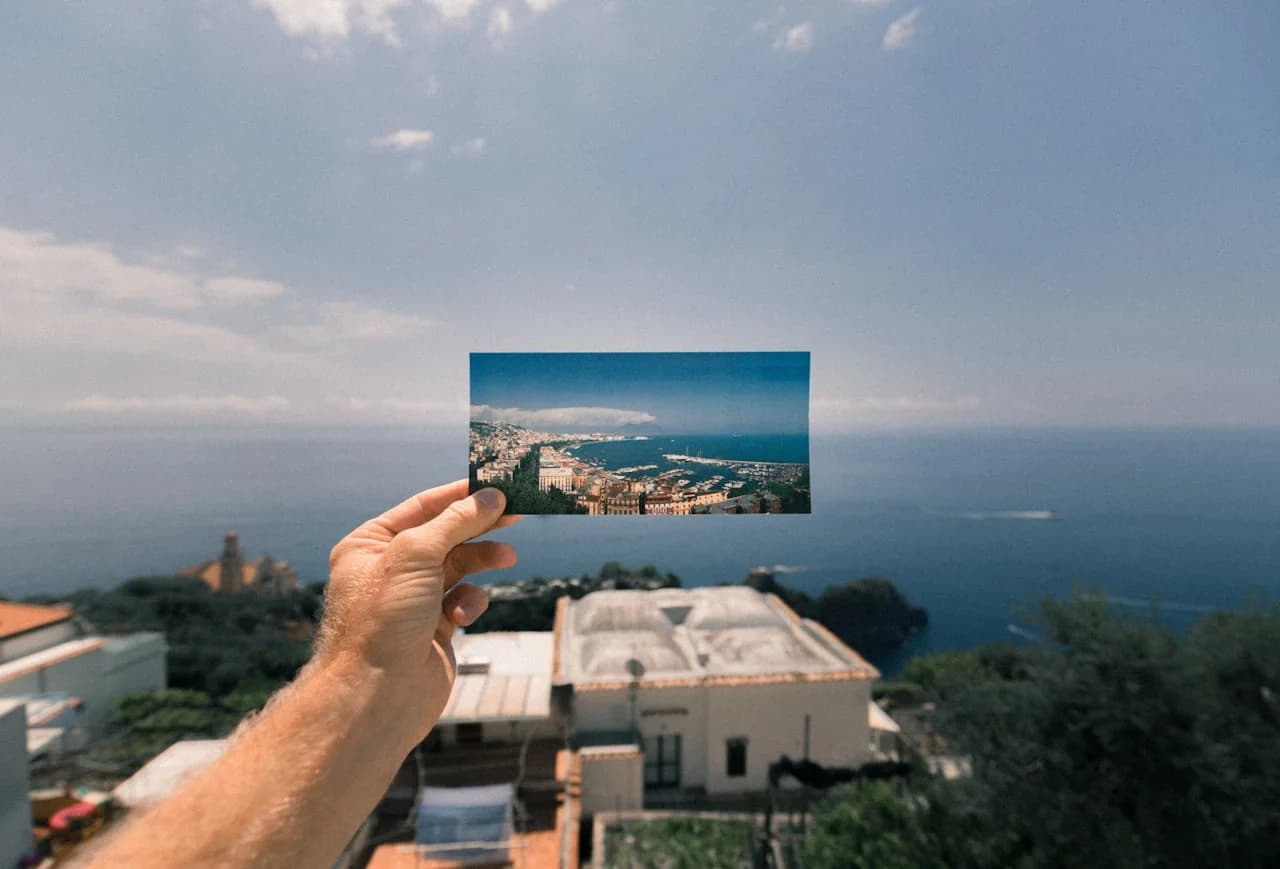 Ruka koja drži panoramsku fotografiju 15 × 30 cm vodoravno