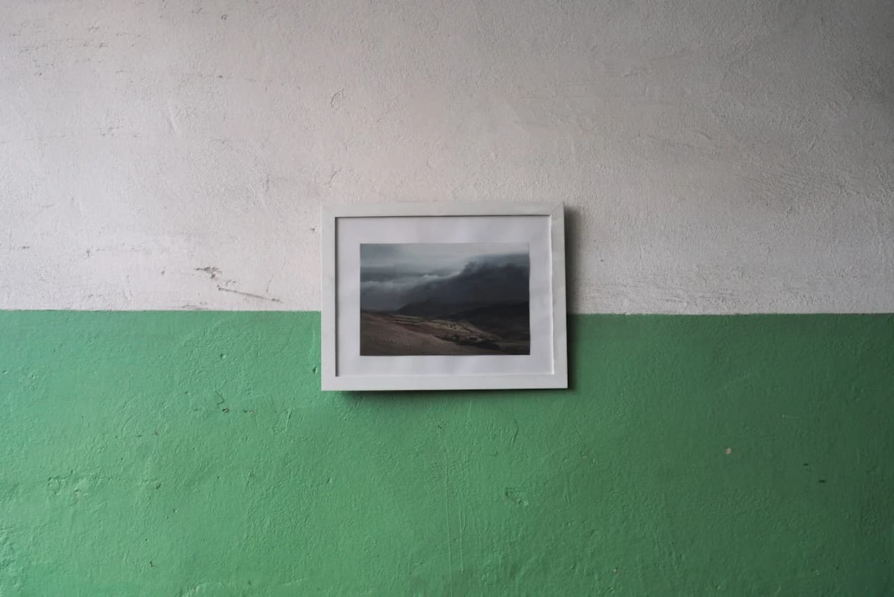 Panoramska fotografija 15 × 30 cm s pogledom na planinski lanac u uskom okviru