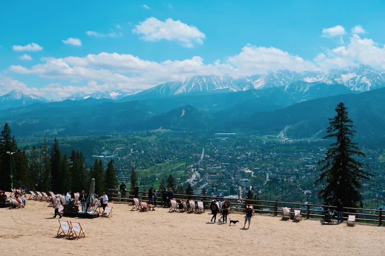 Panoramska skupna fotografija 15 × 30 cm obitelji pred kućom