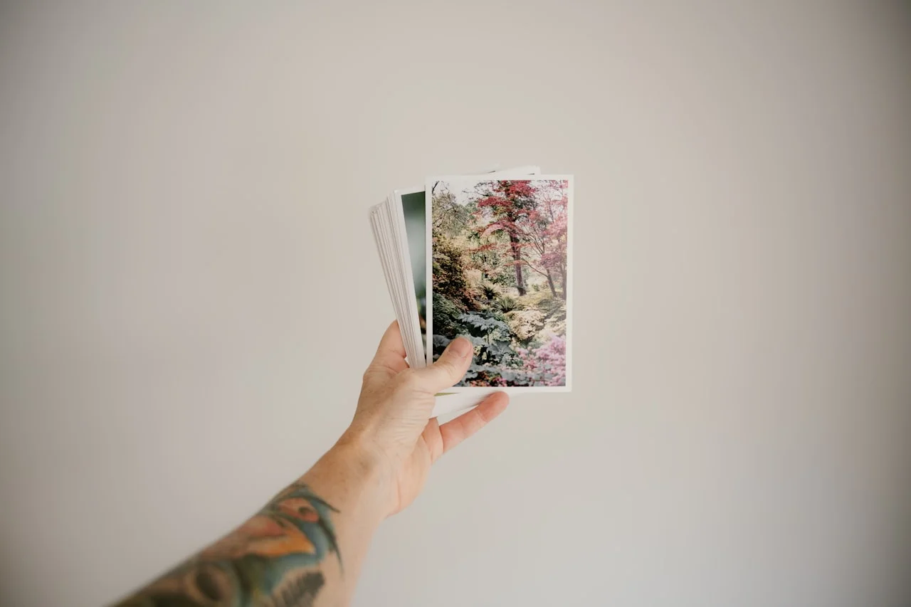 Ruke lista fotoalbum pun otisnutih fotografija formata 10 × 15 cm