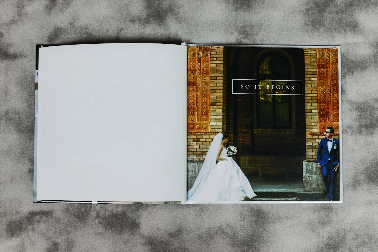 Otvoren vjenčani album s otisnutim fotografijama 13 × 18