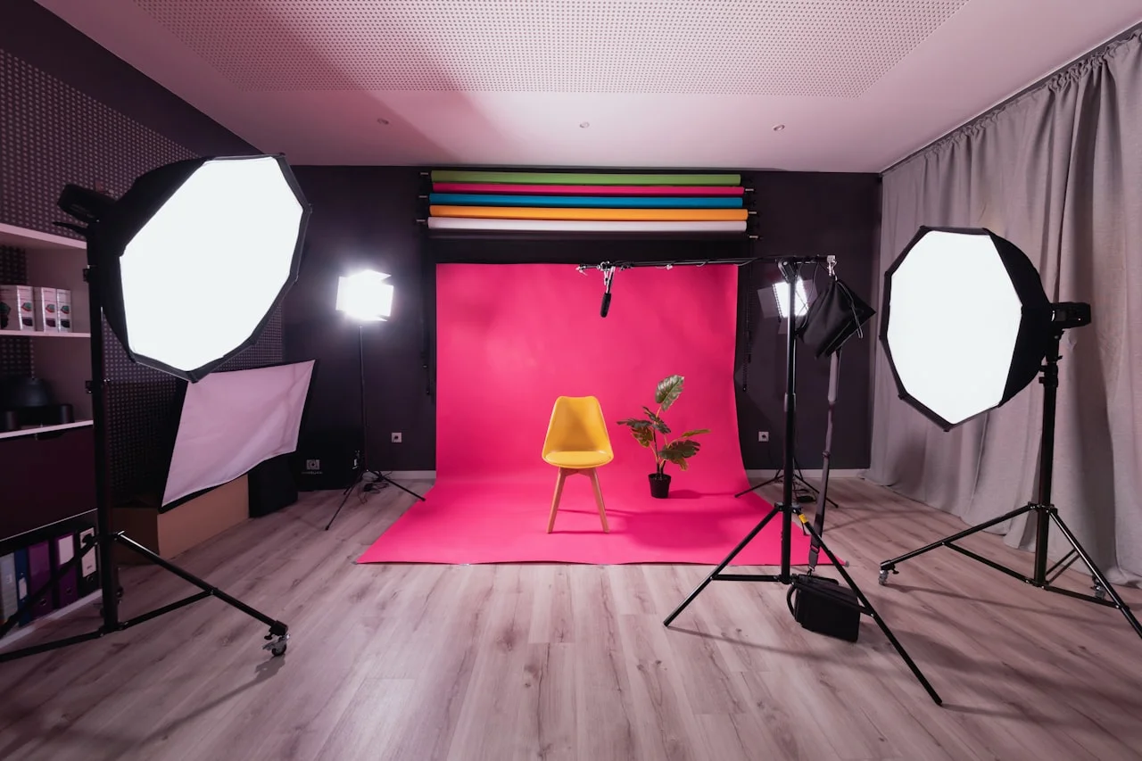 Profesionalne portfeljne fotografije 18 × 24 raspoređene na stolu