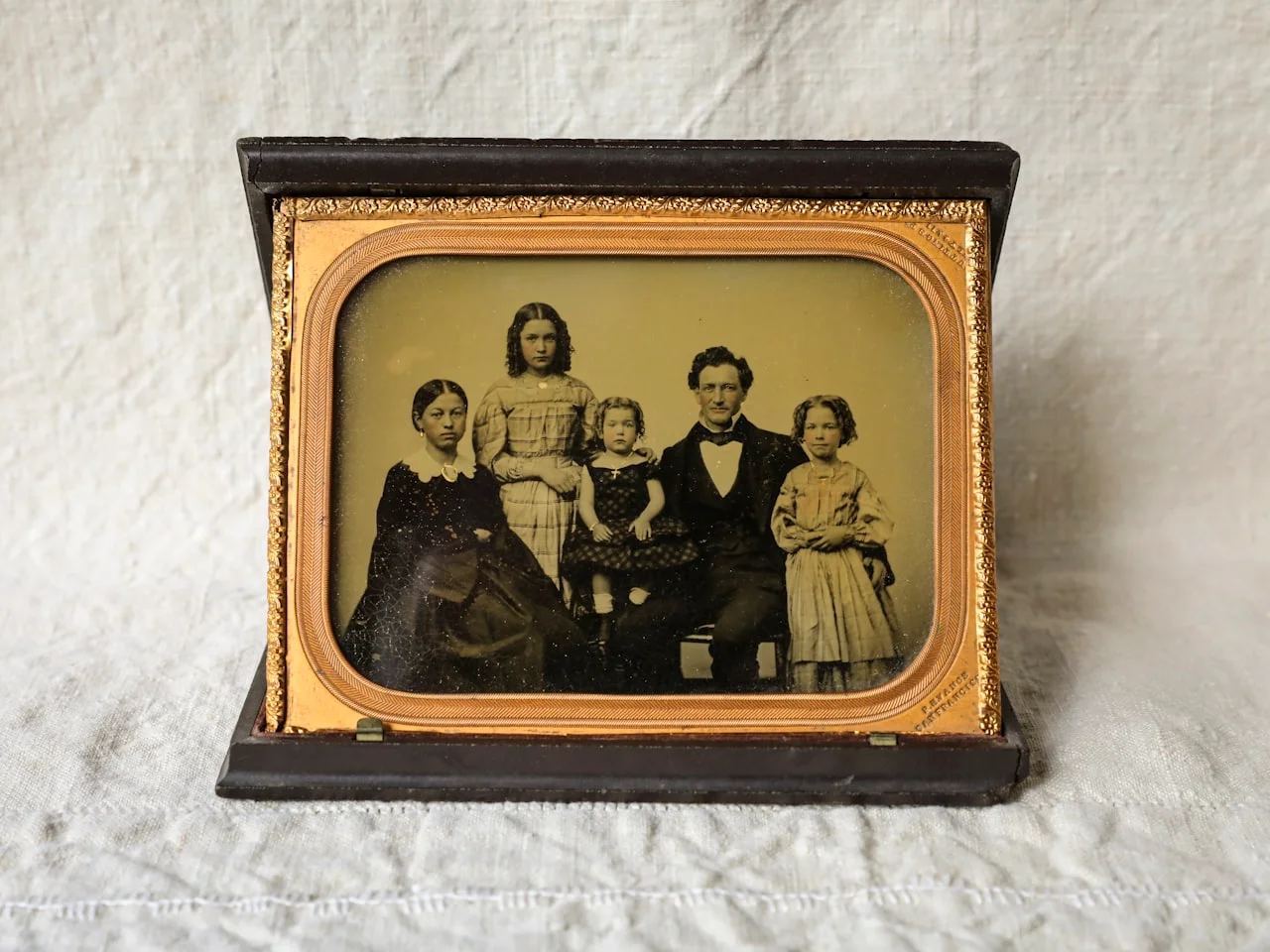 Uokviren obiteljski portret 18 × 24 iznad sjedeće garniture