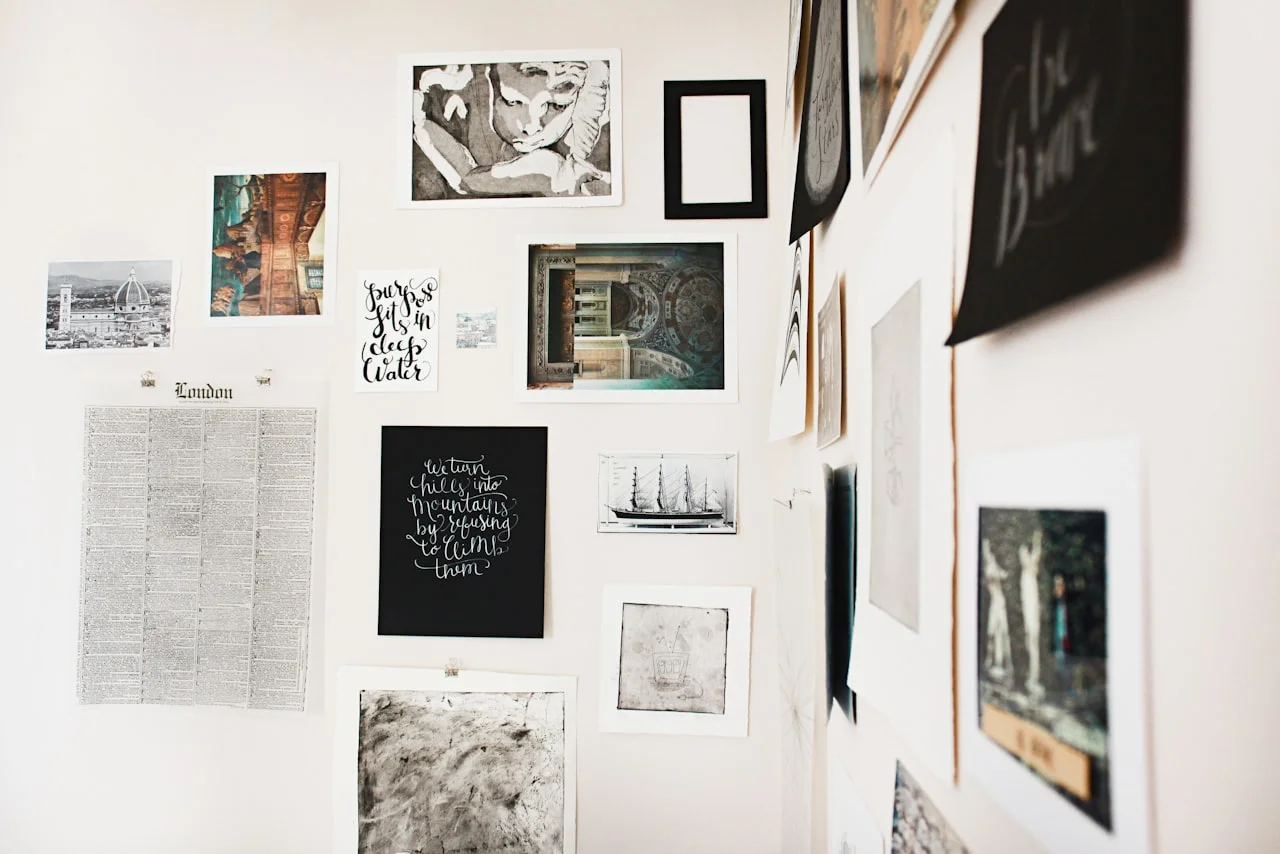 Galerijski zid s tiskanim fotografijama u hodniku