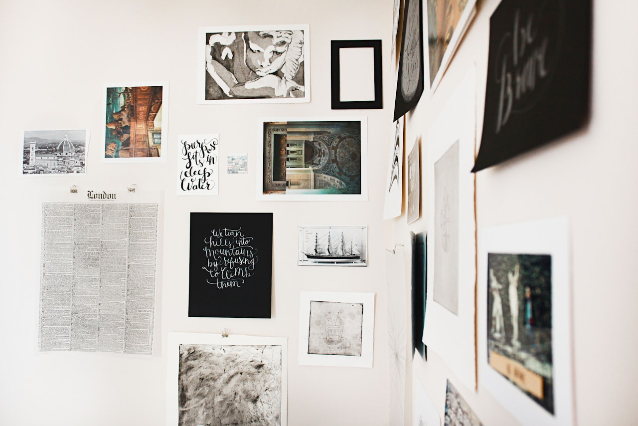 Galerijski zid s tiskanim fotografijama u hodniku