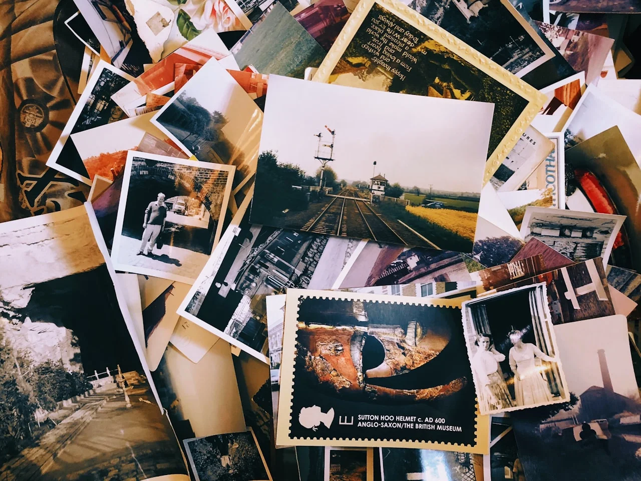 Više manjih otisnutih fotografija raspoređenih po stolu