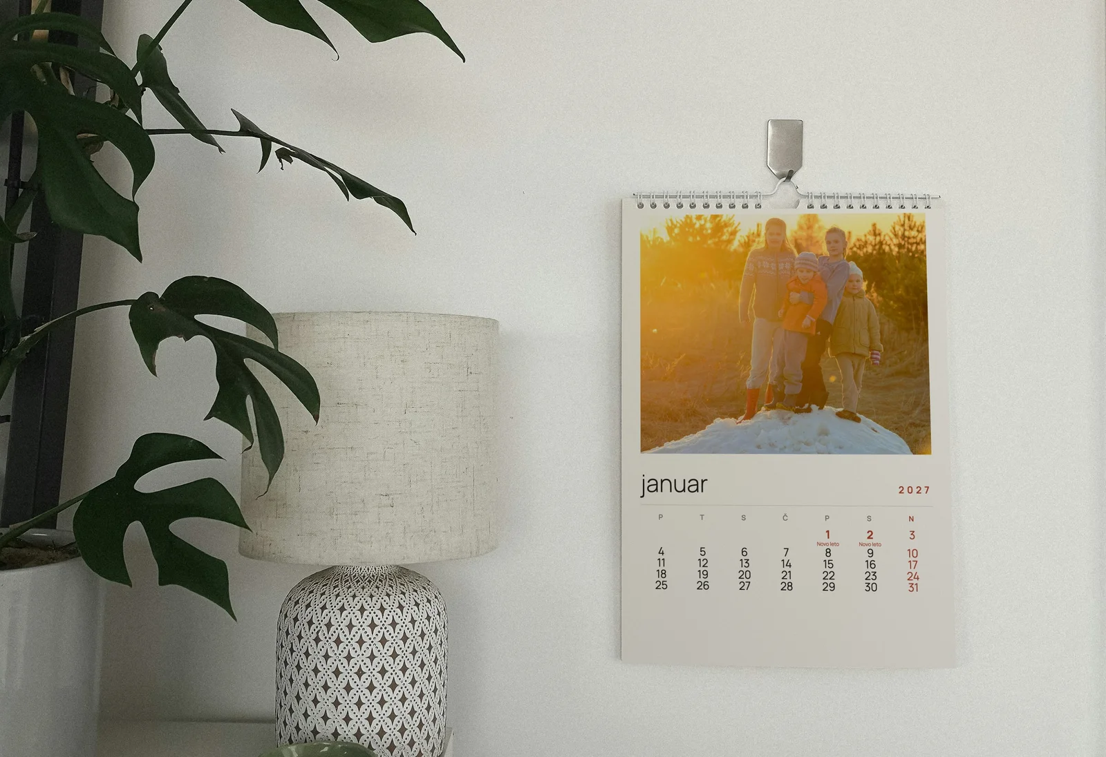 Foto kalendar 2027 s našom siječanjskom stranicom na zidu