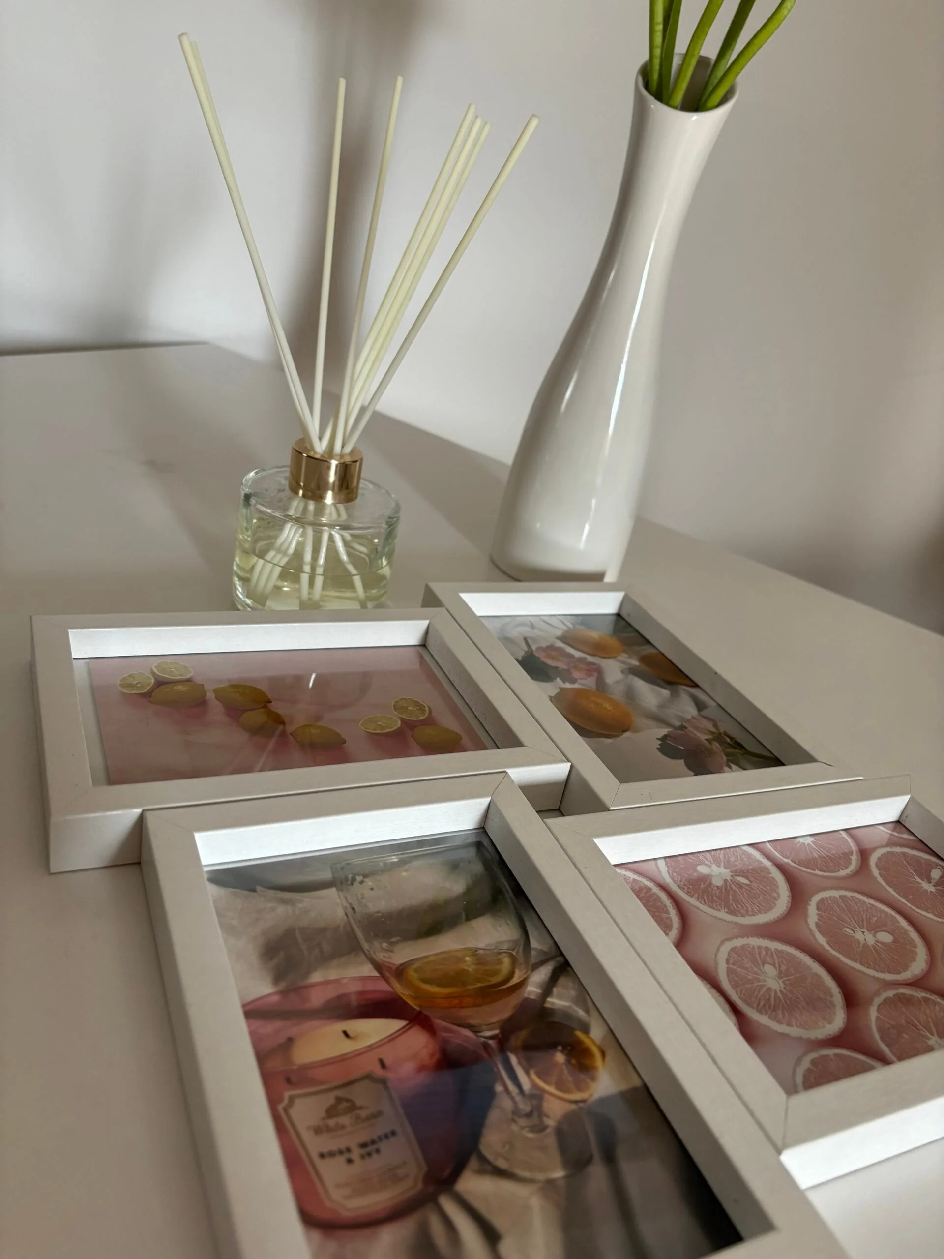 Različiti formati tiskanih vjenčanih fotografija na radnom stolu