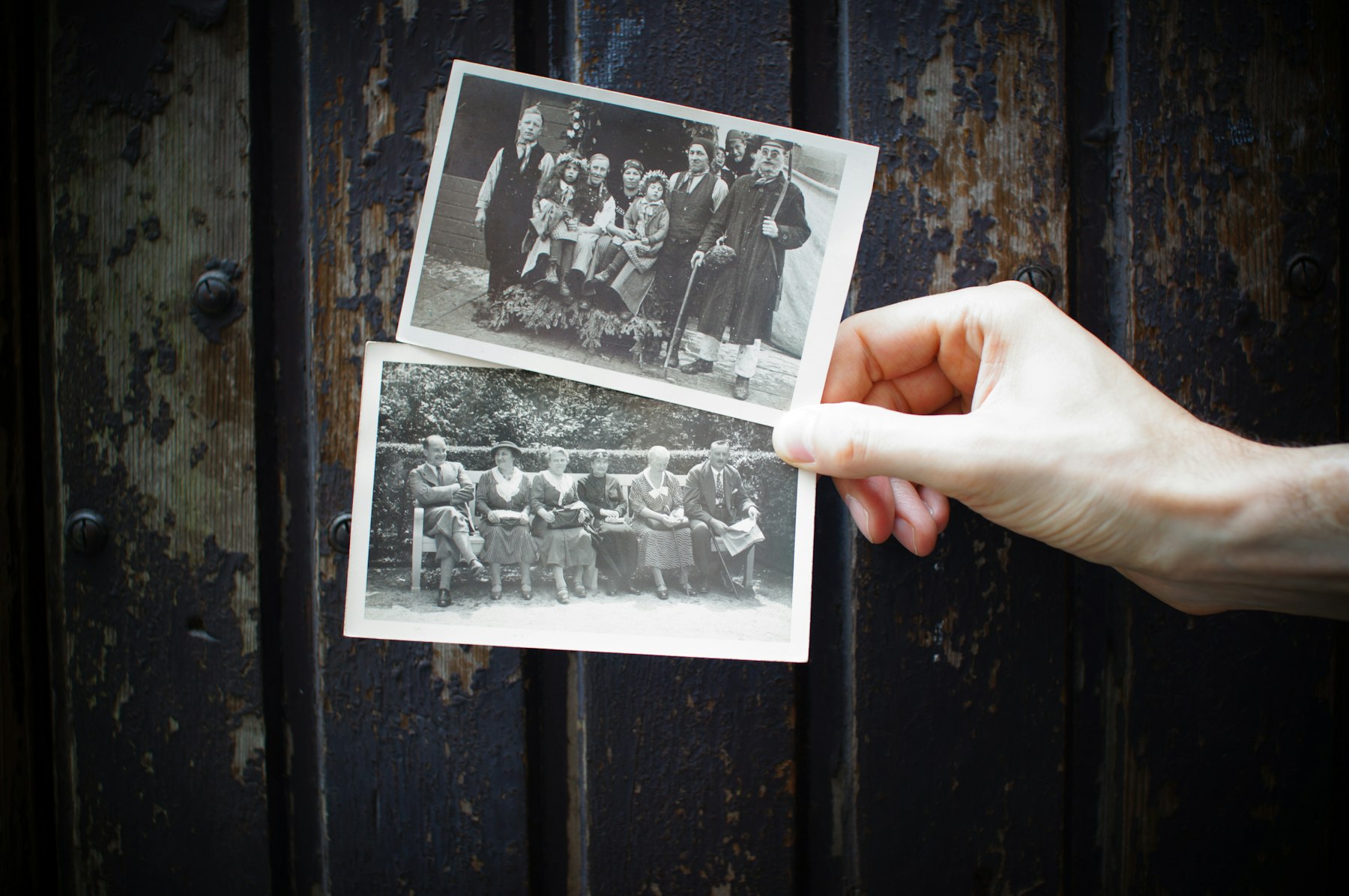 Obiteljski fotografski atelje s otisnutim fotografijama i fotografskom opremom