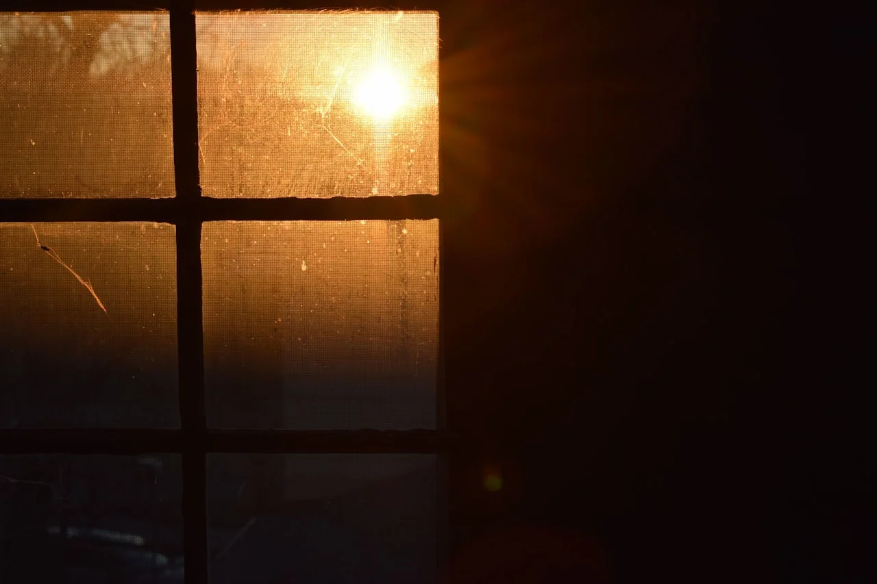 Sunce koje sija kroz prozor na izložene fotografije