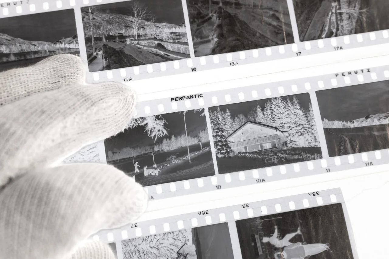 Ruka u rukavicama koja rukuje starim fotografijama