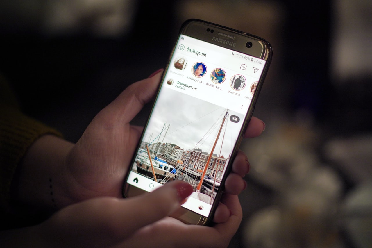 Pametni telefon s otvorenom galerijom fotografija