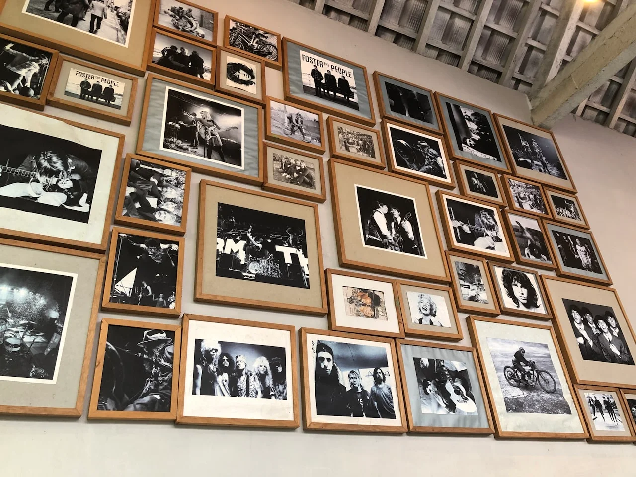 Galerijski zid s nekoliko uokvirenih fotografija