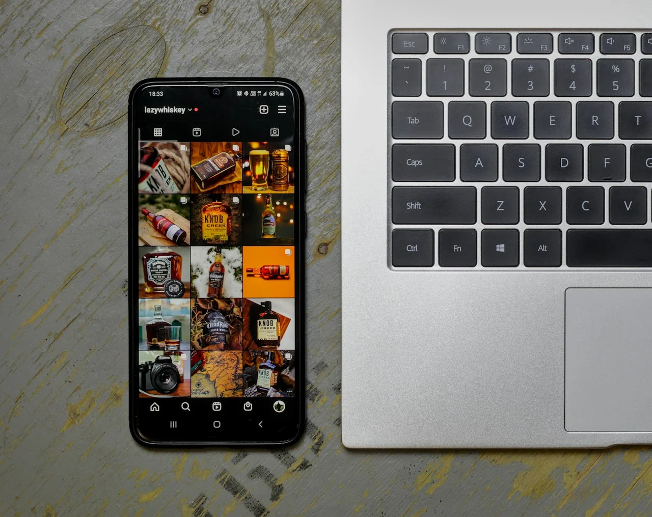 Mobitel koji prikazuje popis fotografija pripremljenih za učitavanje