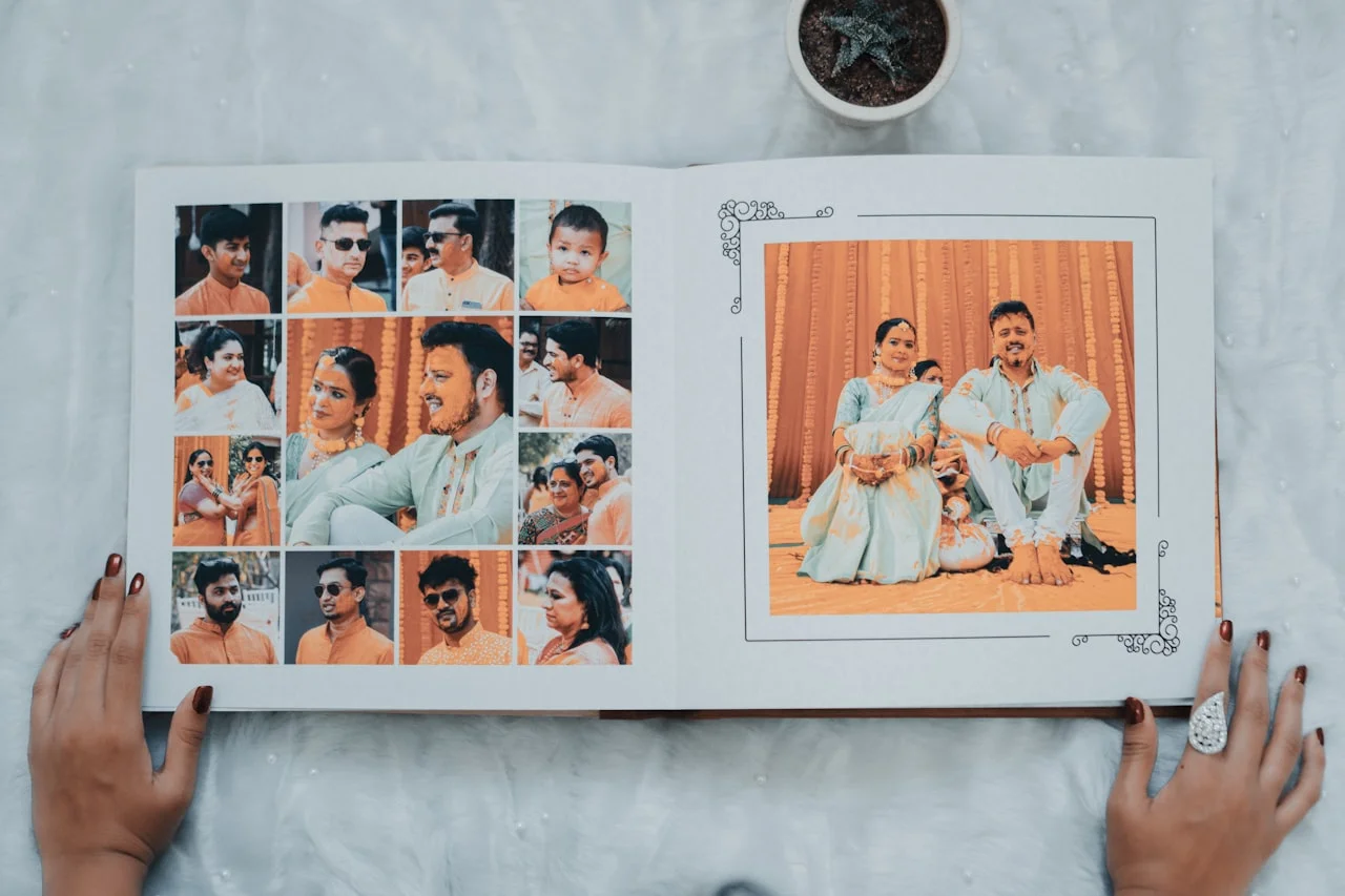 Ruke umeću otisnute fotografije u klasični obiteljski fotoalbum