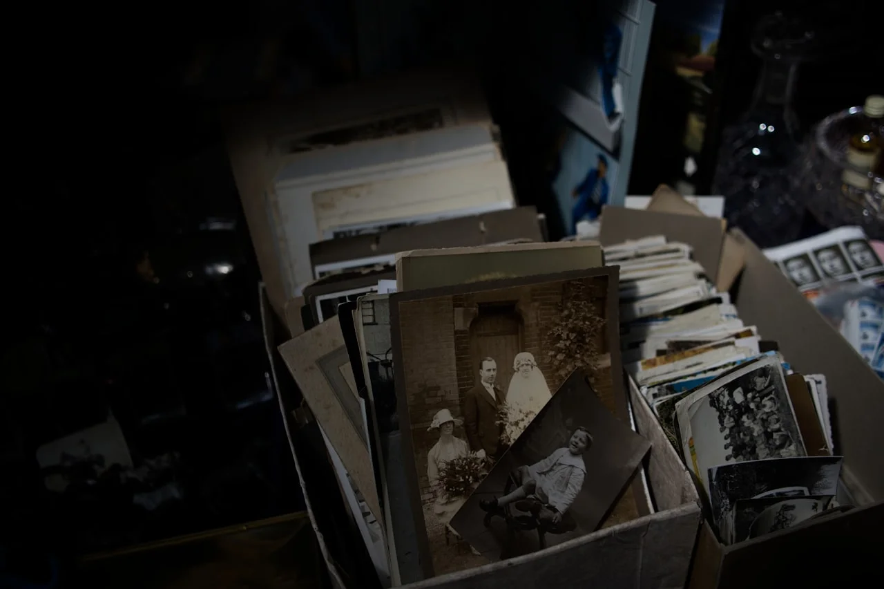 Stari obiteljski album s fotografijama iz različitih razdoblja