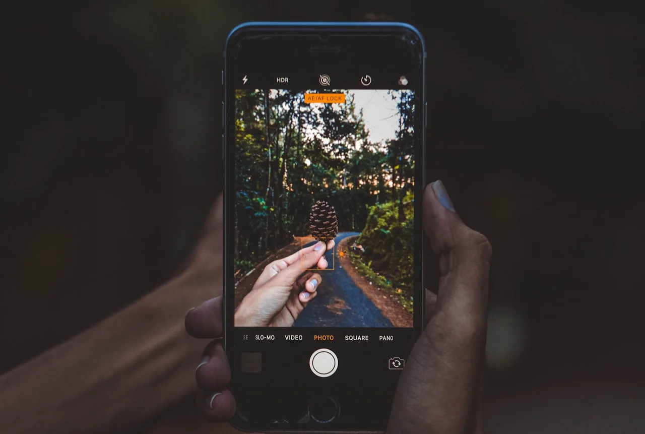 Mobitel koji prikazuje galeriju fotografija visoke rezolucije