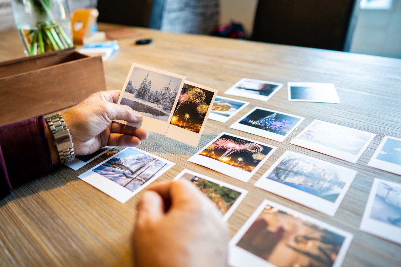 Profesionalac koji pregledava fotografije prije tiska na radnom stolu