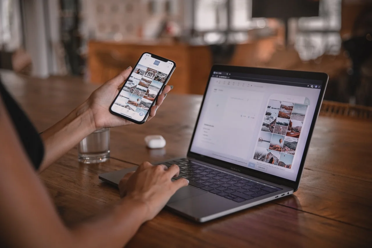 Ista zbirka fotografija prikazana istodobno na mobitelu i laptopu