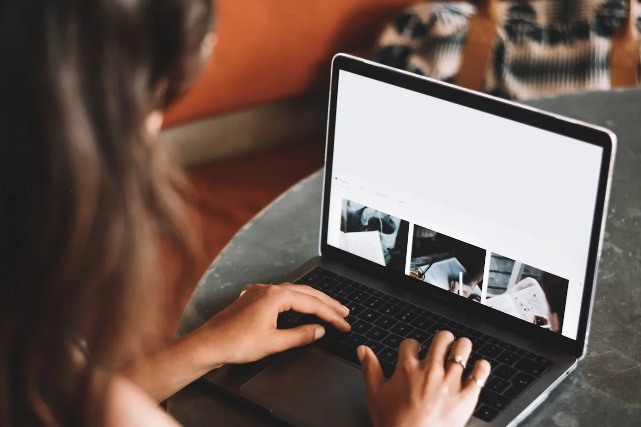 Osoba pregledava fotografije na laptopu pri dnevnom svjetlu