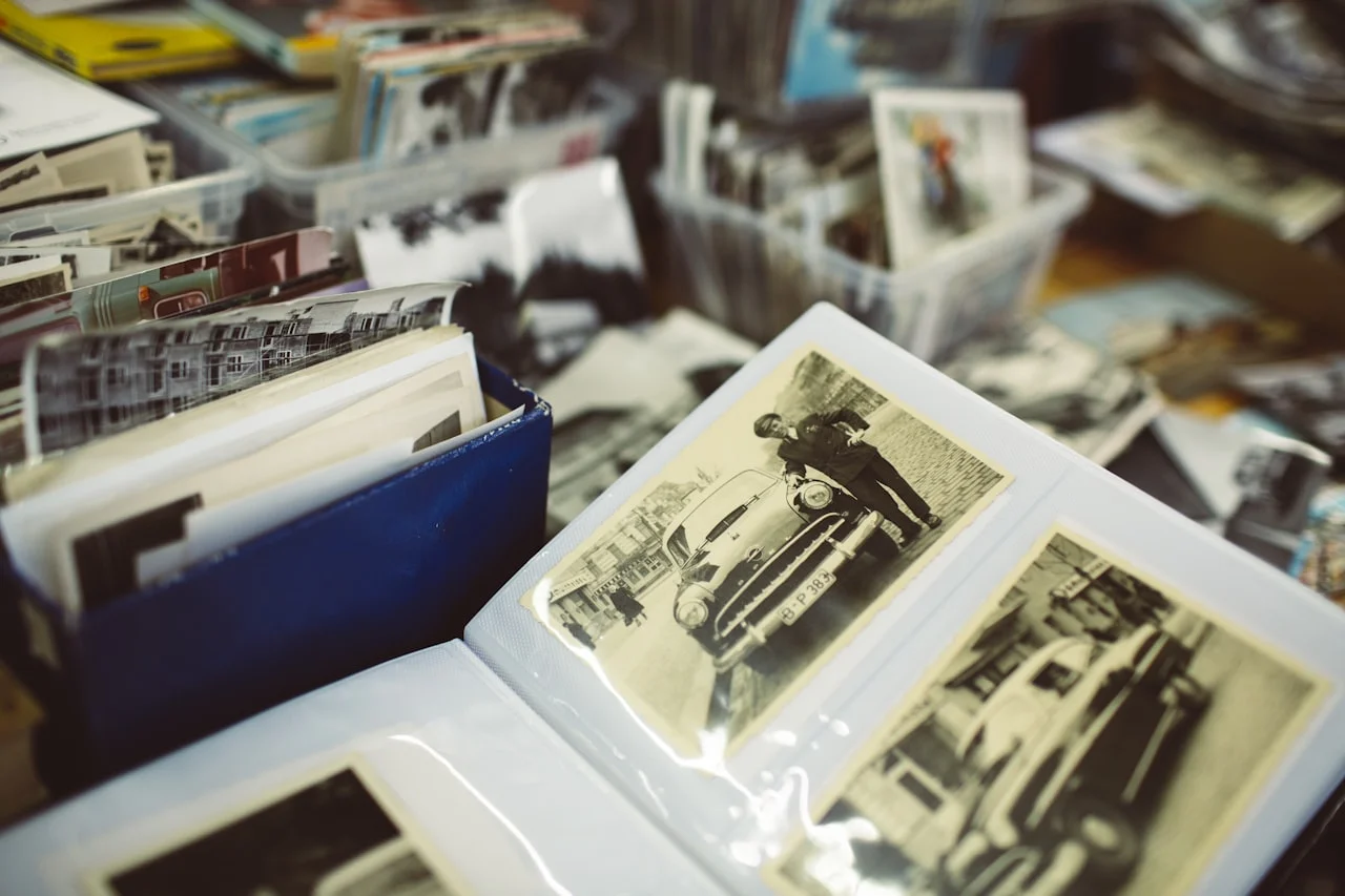 Tiskane fotografije s vjenčanja raspoređene u albumu