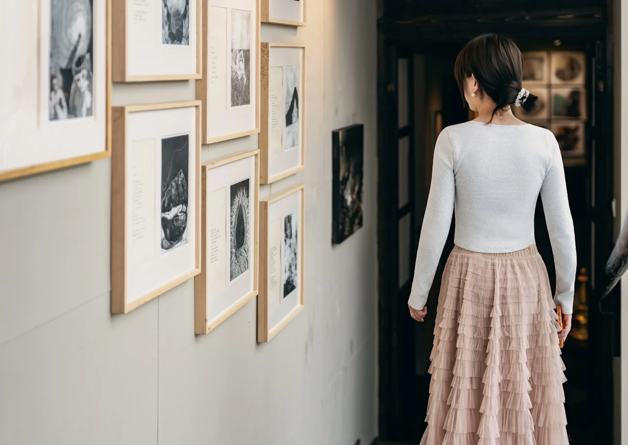 Tiskane fotografije s rođendana djeteta, kronološki poredane