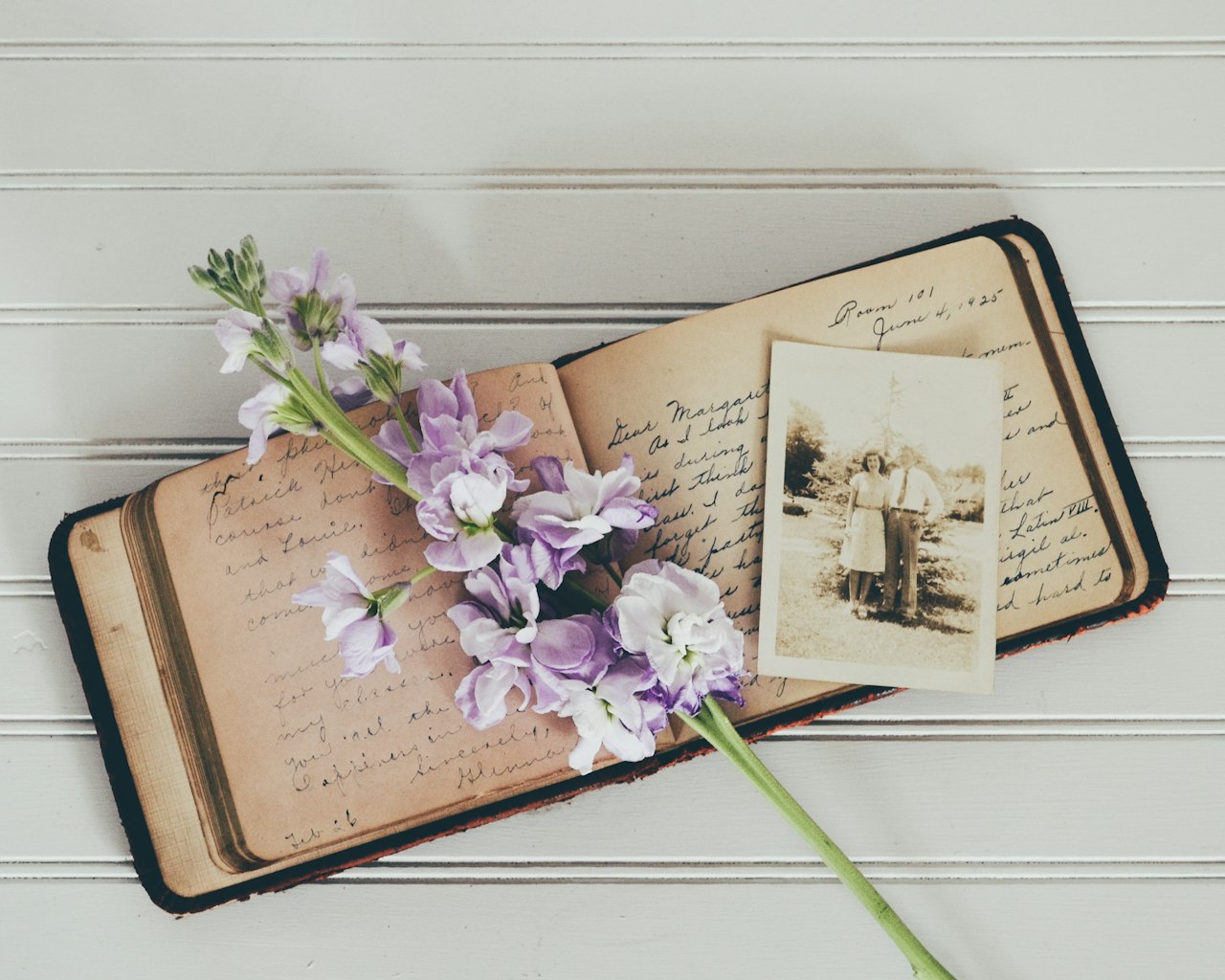 Stara fotografija s bijelim rubom u vintage albumu