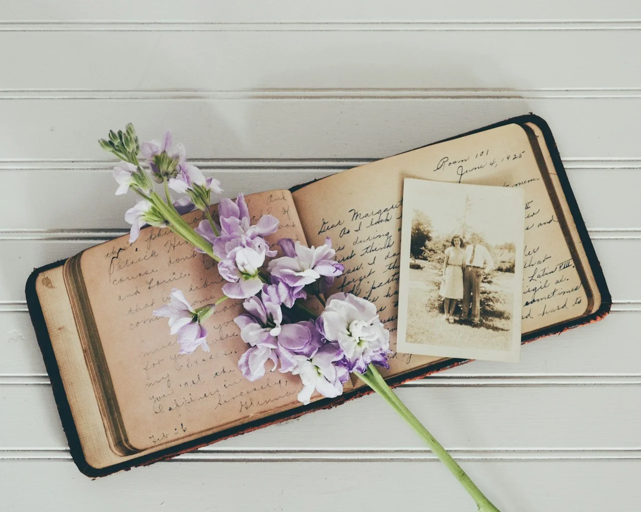 Stara fotografija s bijelim rubom u vintage albumu