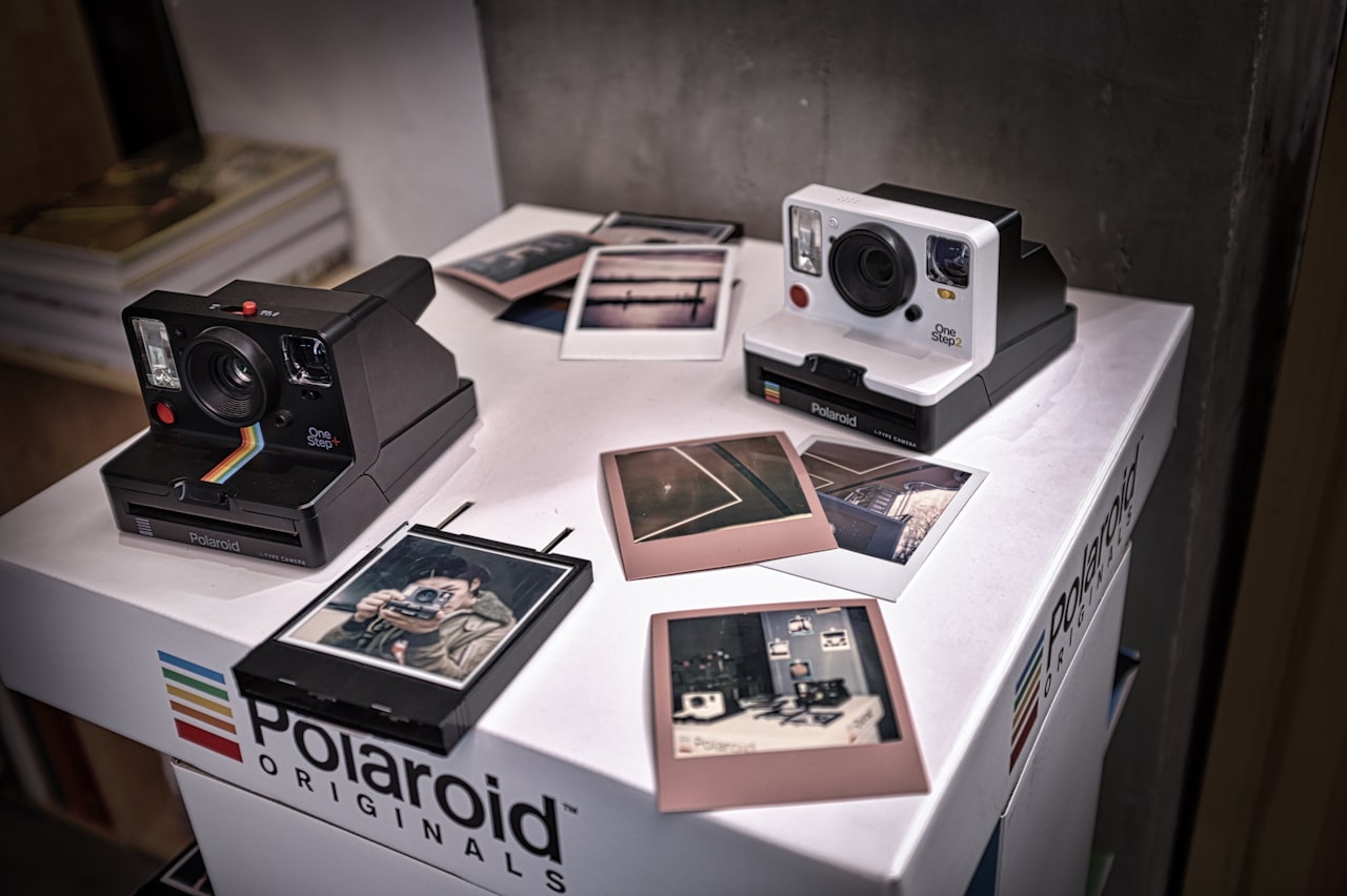 Polaroidni fotoaparati i tiskane fotografije s bijelim rubom