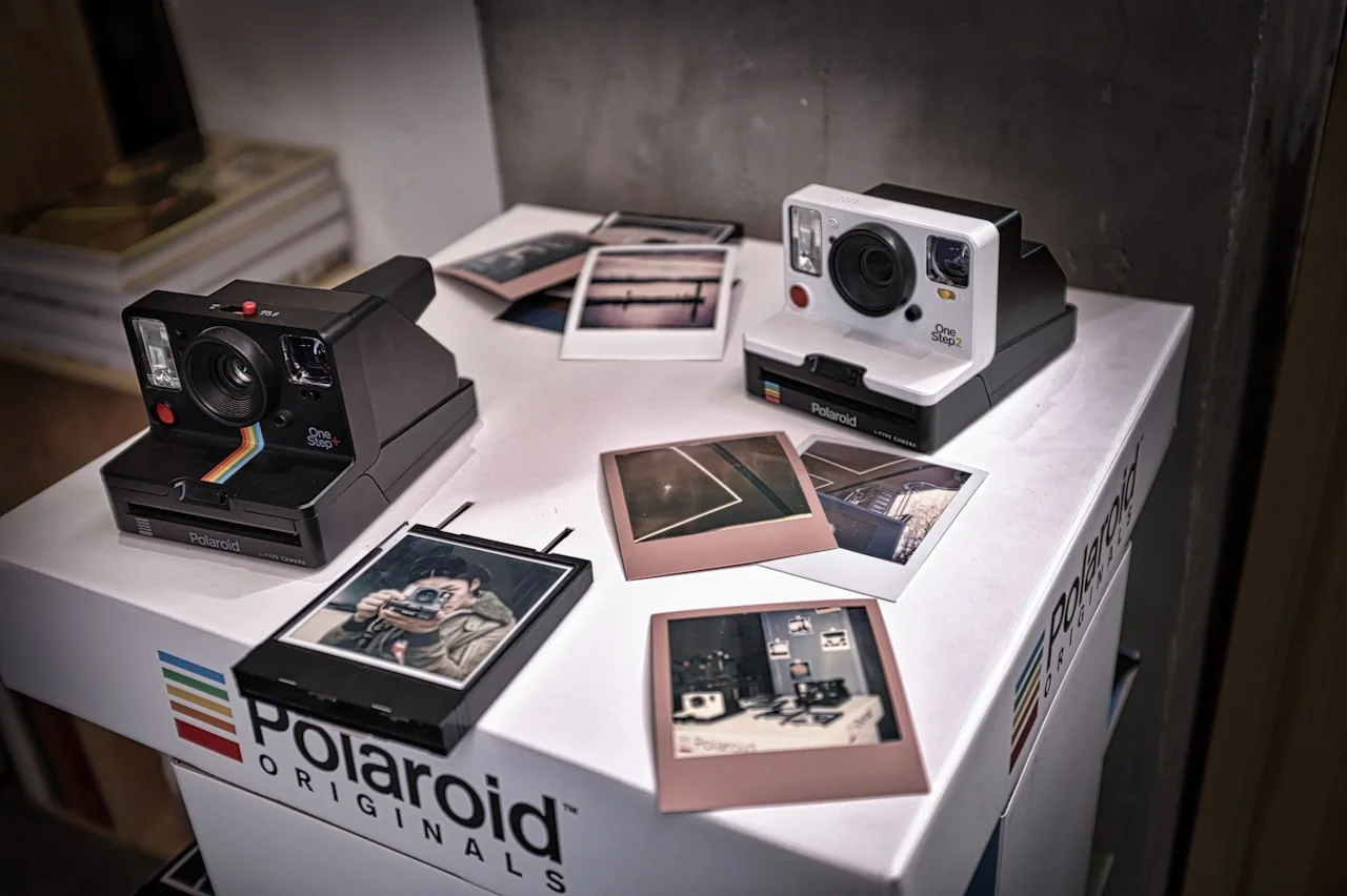 Polaroidni fotoaparati i tiskane fotografije s bijelim rubom