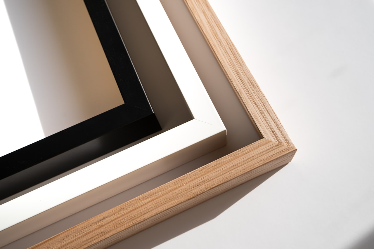 Tri suvremena okvira za fotografije s minimalističkom estetikom