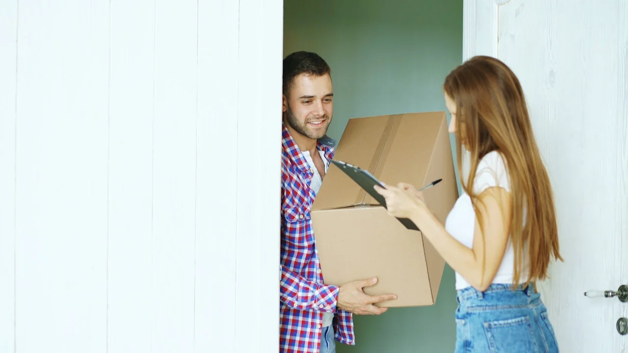 Dostavljač predaje paket primateljici na vratima