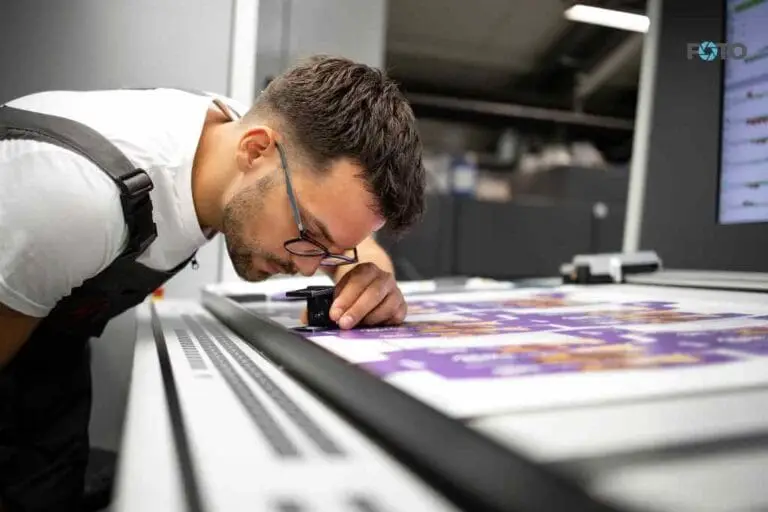 Tiskar provjerava boje fotografije na profesionalnom tiskaru
