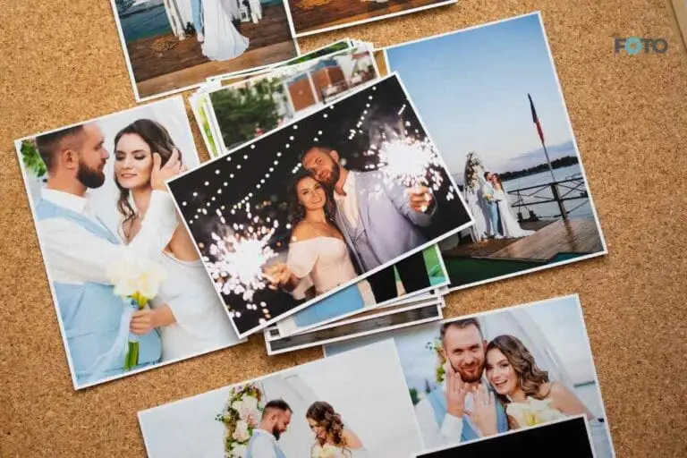 Hrpa sjajno tiskanih vjenčanih fotografija s živim bojama