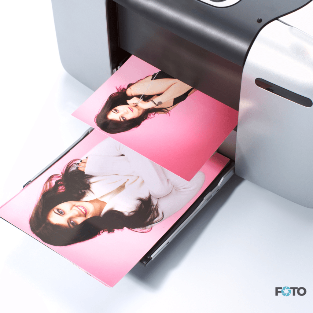 Profesionalni tiskalnik tiska portretne fotografije na roza papir - proces tiskanja fotografij