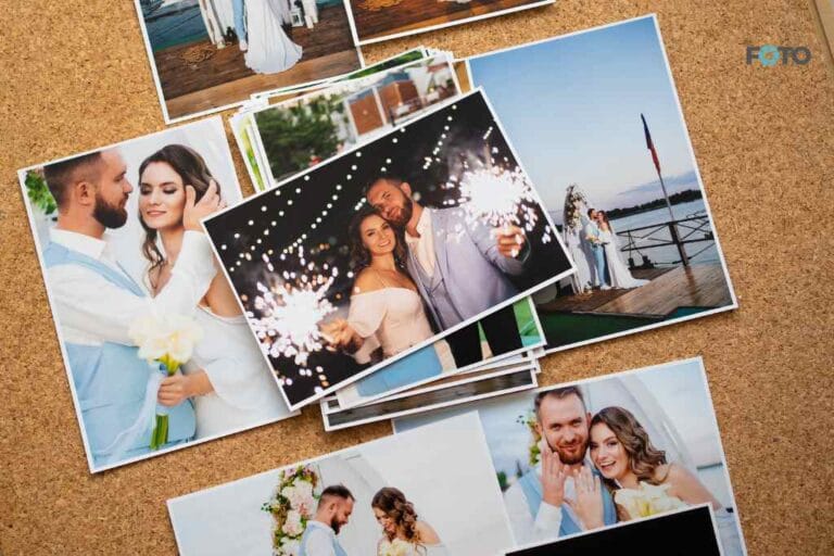 Kolekcija natisnjenih poročnih fotografij razporejenih po pluti - trenutki s poroke in ceremonije